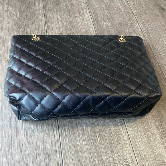Black Quilted Women’s Shoulder Bag With Chain Strap - Picture 4 of 9